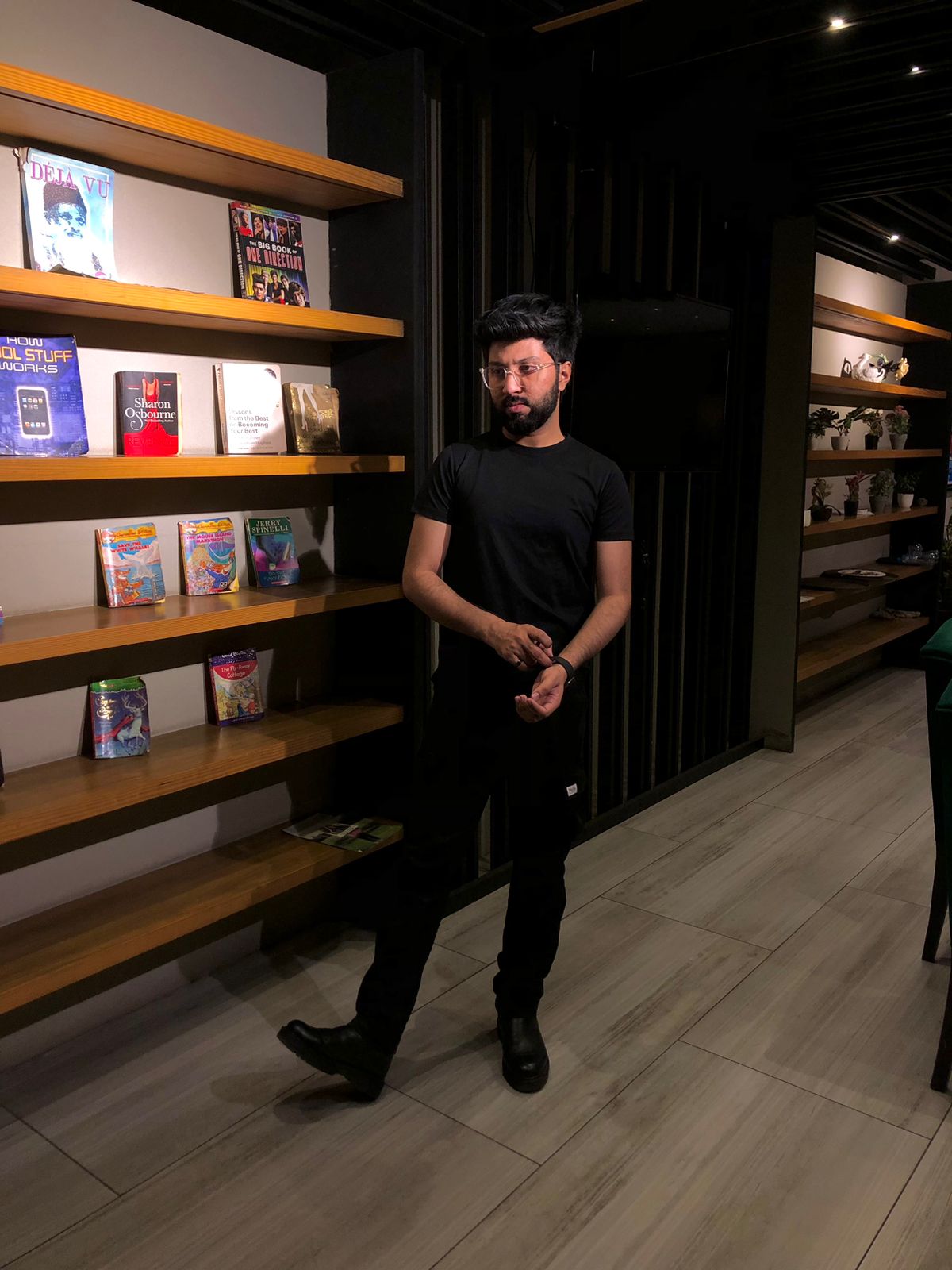 PLAIN FIT BLACK T-SHIRT